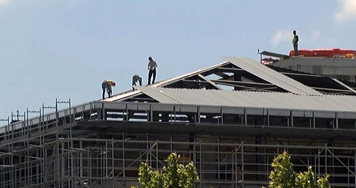Hiçbir Güvenlik Önlemi Almadan Çatıda Çalışan İşçiler, Görenleri Korkuttu