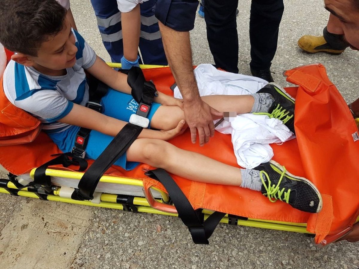 Denizli'de Evinin Bahçesinde Oynayan Çocuğun Bacağına Demir Saplandı