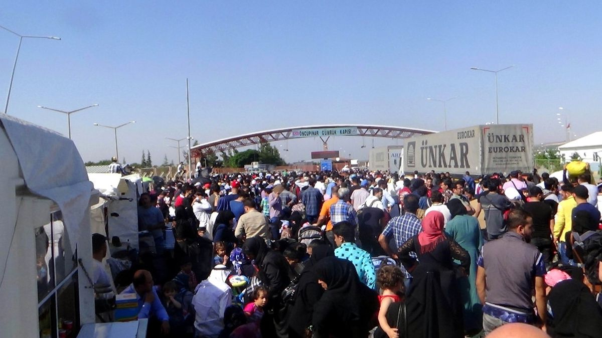 Bayramı Ülkelerinde Geçirmek İsteyen Suriyeliler Sınıra Akın Etti