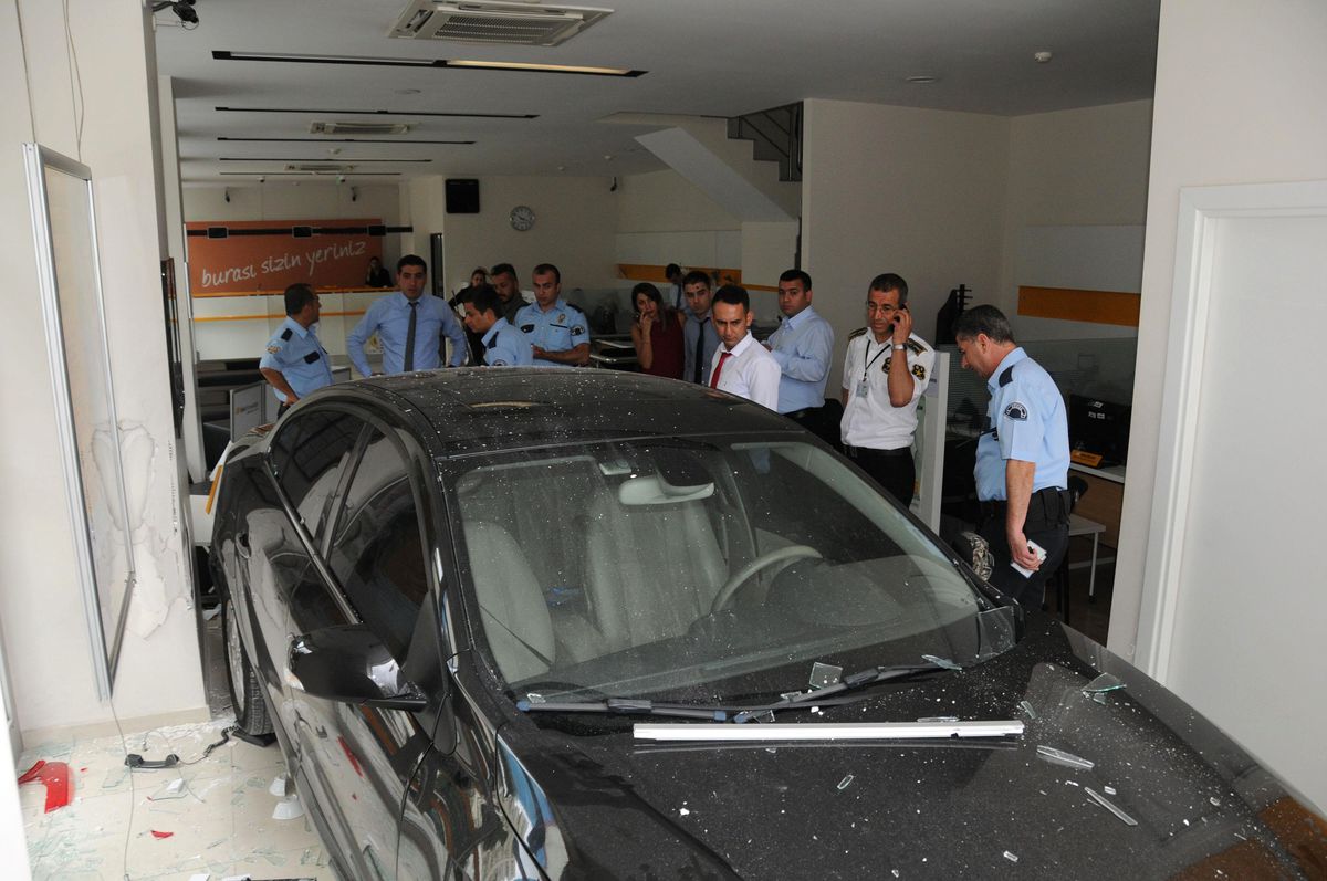 Acemi Otoparkçı Araçla Banka Şubesine Daldı, Güvenlik Yaralandı
