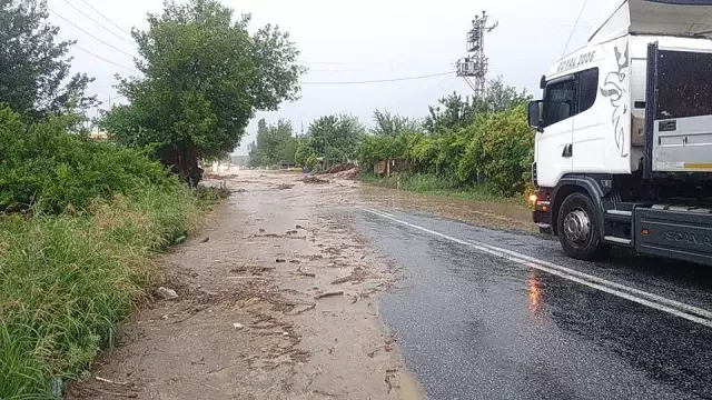 Aydın'da Yaz Yağmuru Sele Döndü Aydın'da Yaz Yağmuru Sele Döndü