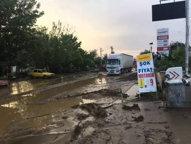 Aydın'da Yaz Yağmuru Sele Döndü Aydın'da Yaz Yağmuru Sele Döndü