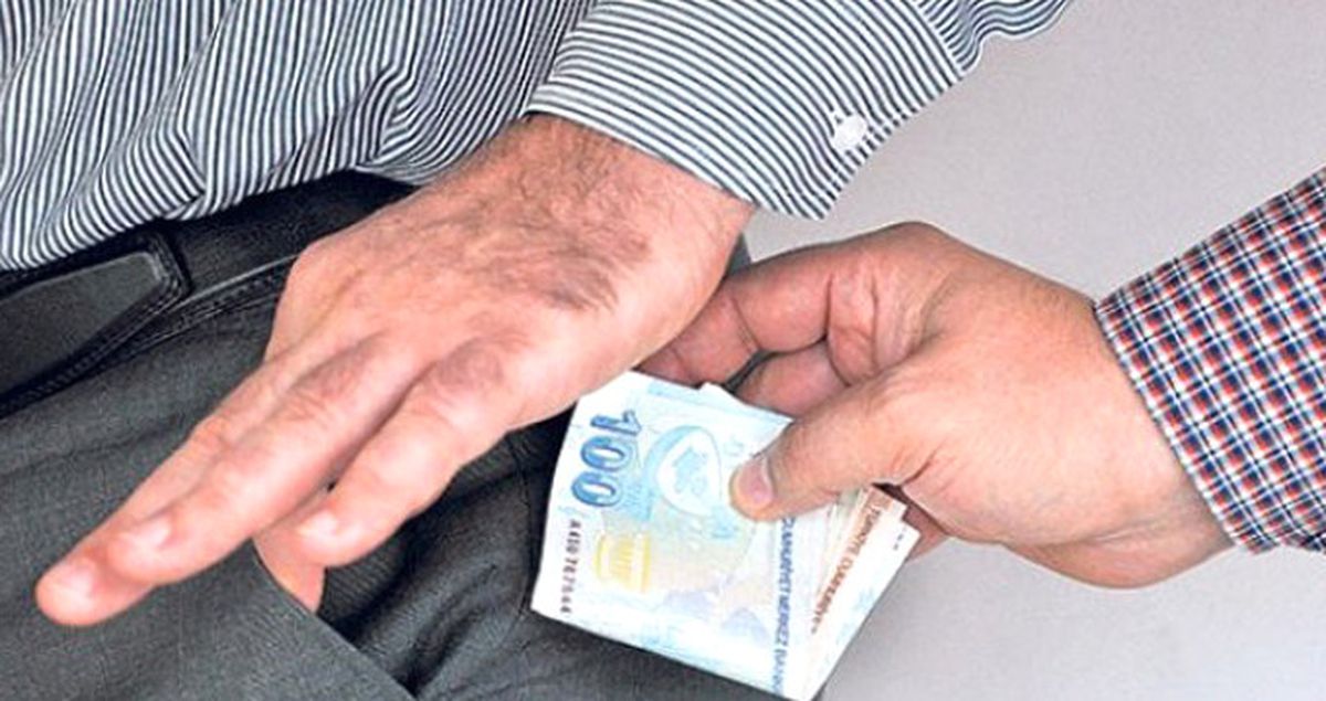 Bursa'da Hastasından Para Alan Doktor Suçüstü Yakalanınca Paraları Yere Attı