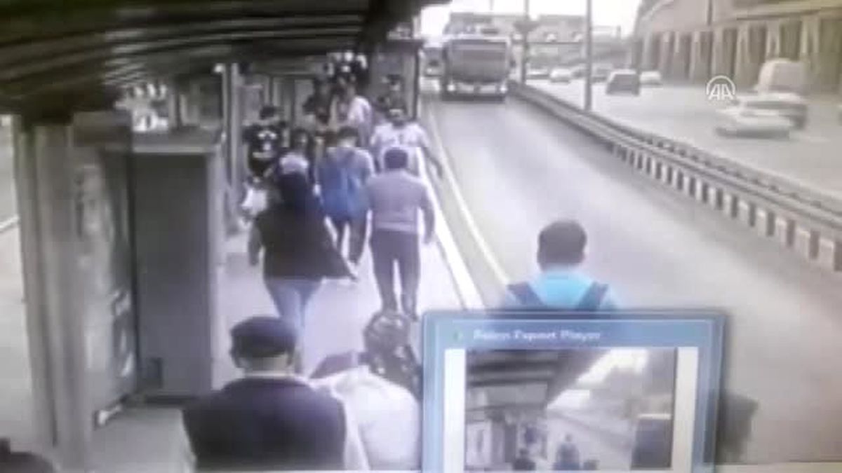 Metrobüs Durağında Korkunç Kaza! Bir Anda Yola Fırladı