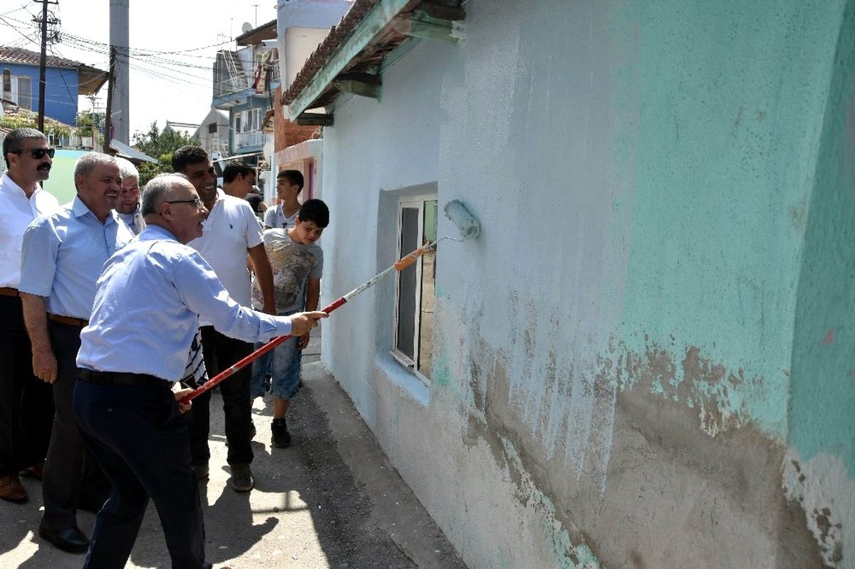 Salihli'de Evler Boyanıyor