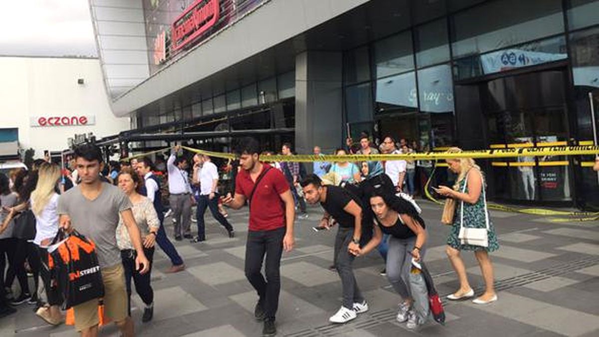 Esenyurt'ta AVM'de Paniğe Yol Açan Bomba İhbarının Asılsız Olduğu Ortaya Çıktı