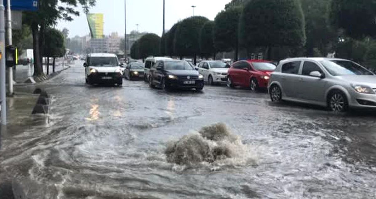 İstanbul'da Aniden Başlayan Sağanak Yağış Yolları Göle Çevirdi
