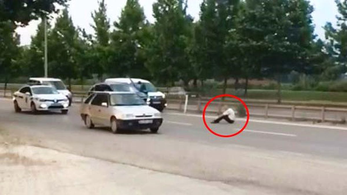 Sakarya'da Yolun Ortasına Oturup 'Ezin Ulan' Diye Bağırdı
