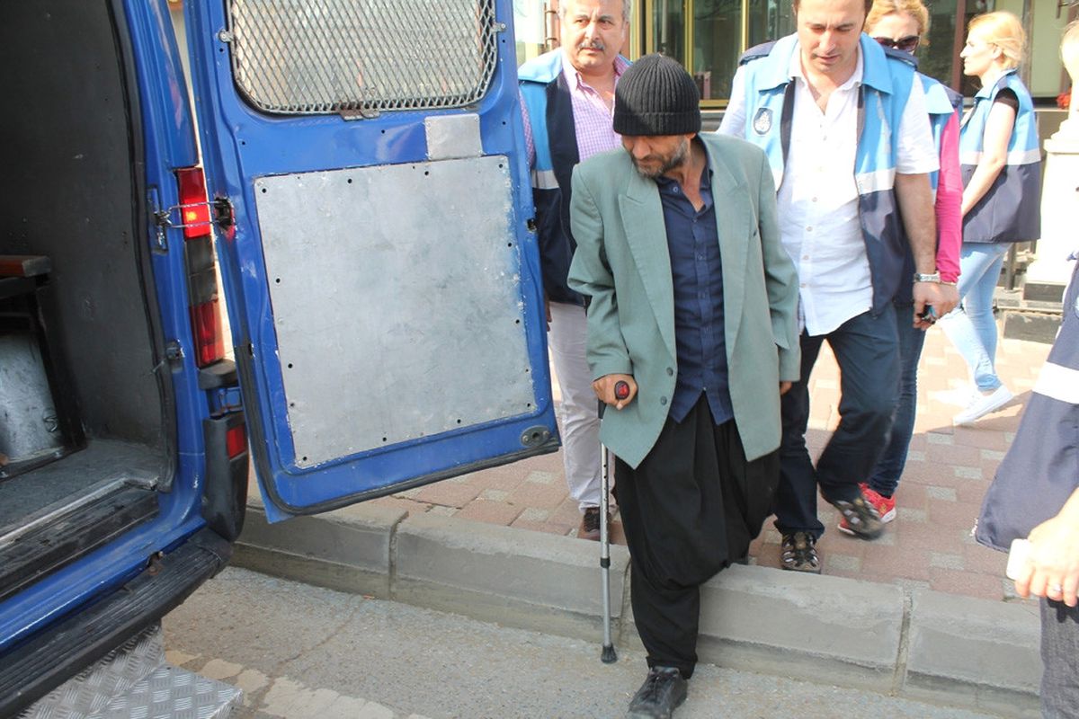 Ramazan'ı Fırsat Bilen Dilenci Zabıtayı Görünce Protez Bacağını Yerine Taktı