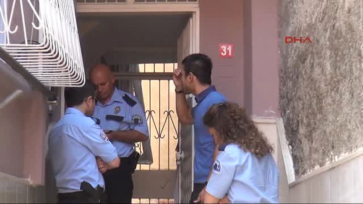 Kapıyı Çalan Kargocuyu 'Sen Bizim Kapımızı Nasıl Çalarsın' Deyip, Dövdü