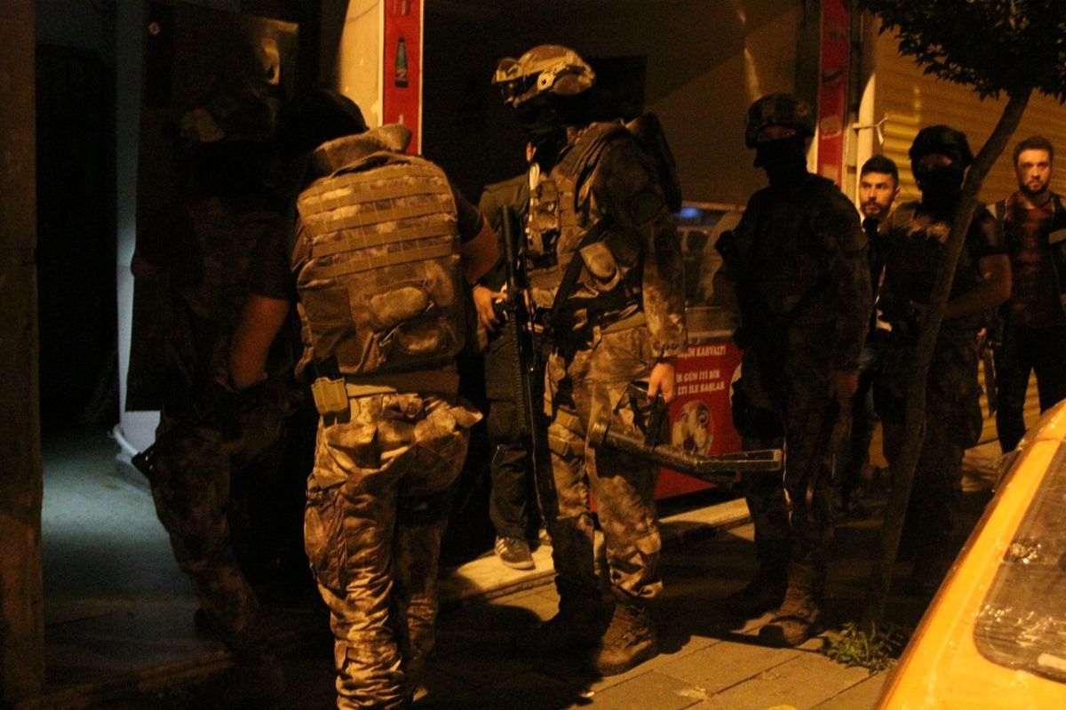 Fatih'te Helikopter Destekli Uyuşturucu Operasyonu: Çok Sayıda Gözaltı Var