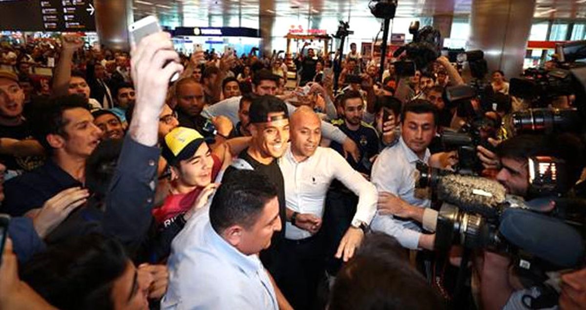Fenerbahçe'nin Yeni Yıldızı Nabil Dirar, İstanbul'a Geldi