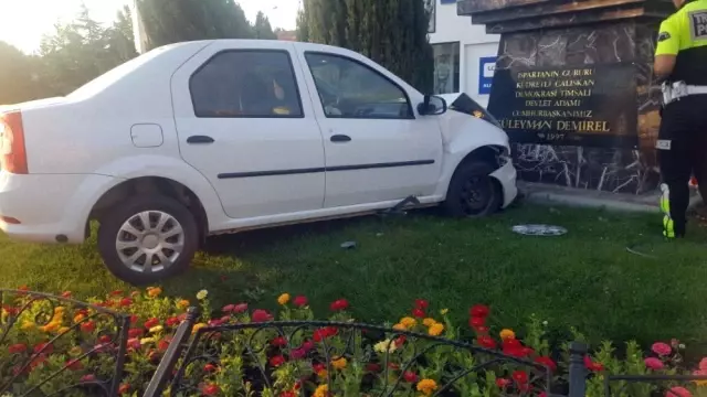 Kontrolden Çıkan Araç Süleyman Demirel Heykeline Çarptı