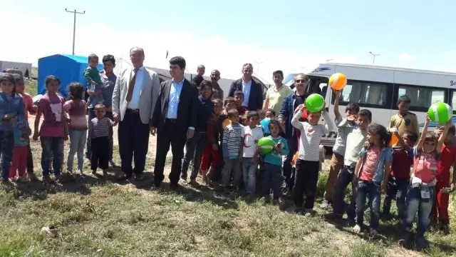 Oyuncaklarını Kardeşleri ile Paylaştılar Oyuncaklarını Kardeşleri ile Paylaştılar