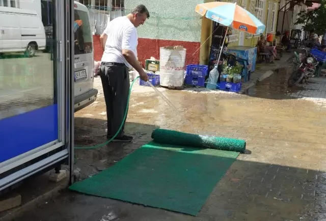 Sel Altında Kalan Bölgelerde Hummalı Çalışma Sel Altında Kalan Bölgelerde Hummalı Çalışma
