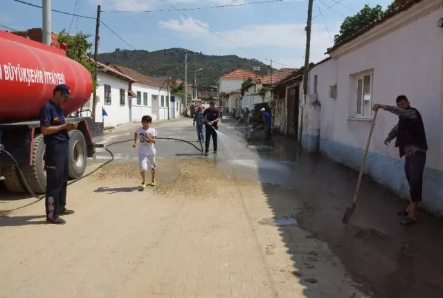 Sel Altında Kalan Bölgelerde Hummalı Çalışma Sel Altında Kalan Bölgelerde Hummalı Çalışma