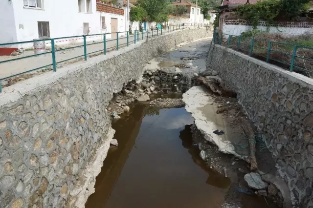 Sel Altında Kalan Bölgelerde Hummalı Çalışma Sel Altında Kalan Bölgelerde Hummalı Çalışma