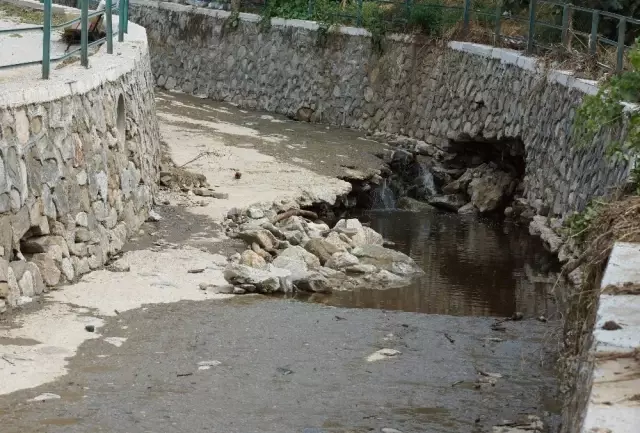 Sel Altında Kalan Bölgelerde Hummalı Çalışma Sel Altında Kalan Bölgelerde Hummalı Çalışma