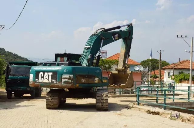 Sel Altında Kalan Bölgelerde Hummalı Çalışma Sel Altında Kalan Bölgelerde Hummalı Çalışma