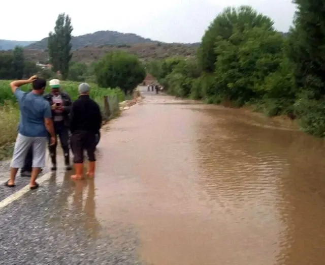 Sel Altında Kalan Bölgelerde Hummalı Çalışma Sel Altında Kalan Bölgelerde Hummalı Çalışma