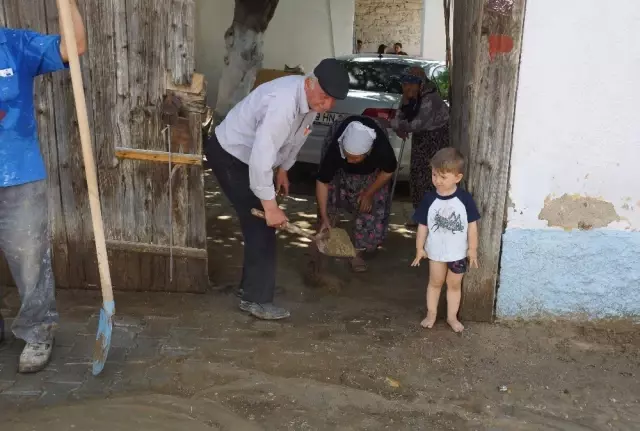 Sel Altında Kalan Bölgelerde Hummalı Çalışma Sel Altında Kalan Bölgelerde Hummalı Çalışma