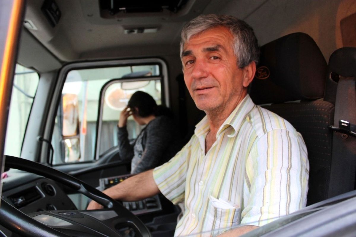 Kızına Hem Annelik Hem Babalık Yapan Temizlik İşçisi, Kızını Yanından Ayırmıyor