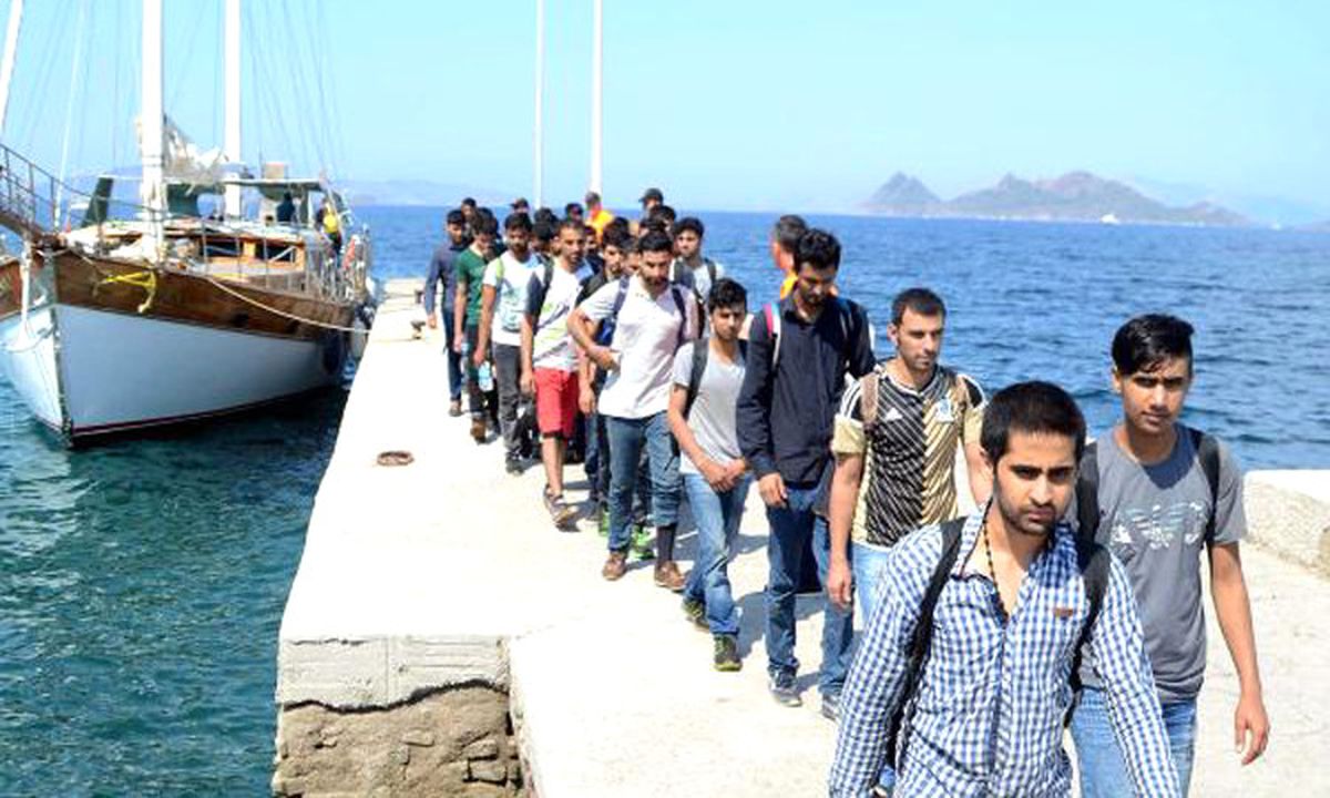 Bodrum'da Şüphe Üzerine Durdurulan Yelkenli Tekneden 76 Kaçak Çıktı