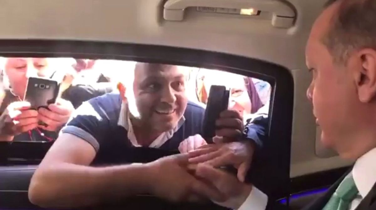 Erdoğan'ın Makam Arabasından Canlı Yayın Yaptı: Ey Türkiye!..