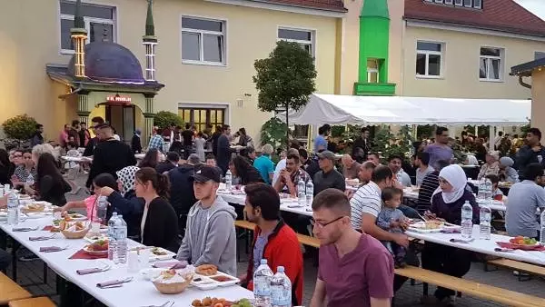 Fürth Ditib'ten 600 Kişilik Açık Hava İftarı Fürth Ditib'ten 600 Kişilik Açık Hava İftarı