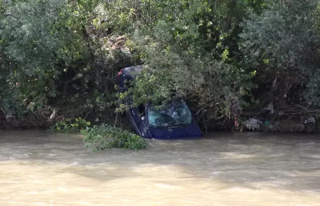 Karabük'te Otomobil Çaya Uçtu