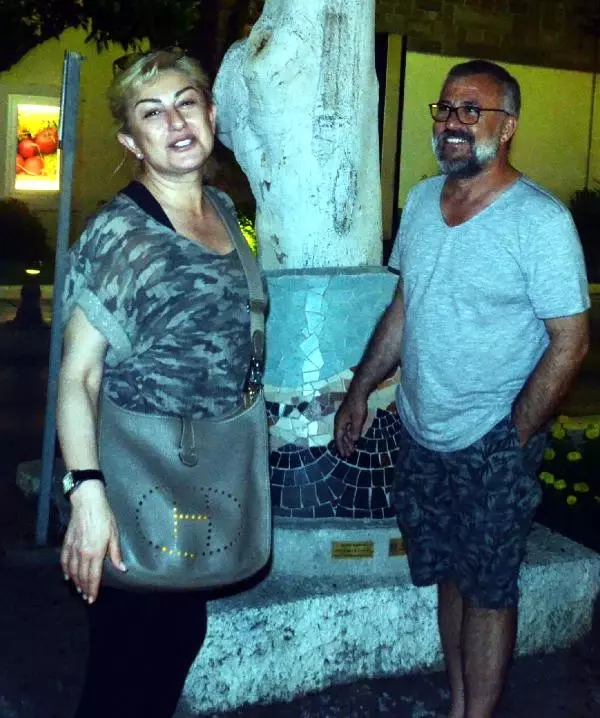 Muazzez Ersoy Köpeğine de Pizza Yedirdi Muazzez Ersoy Köpeğine de Pizza Yedirdi