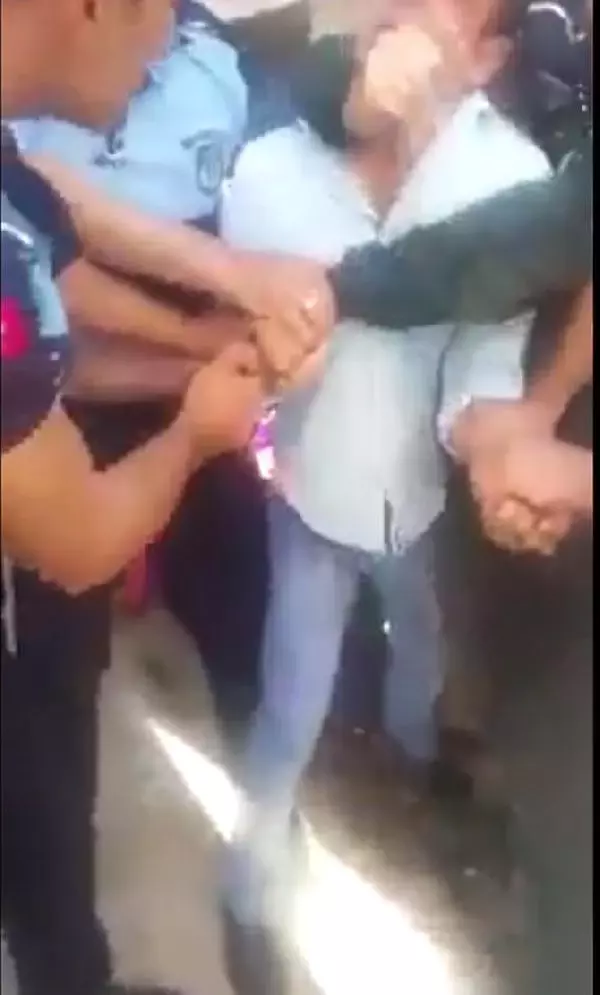 Seyyar Satıcı Terazisini Almaya Çalışan Zabıtaya Ekmek Bıçağıyla Direndi