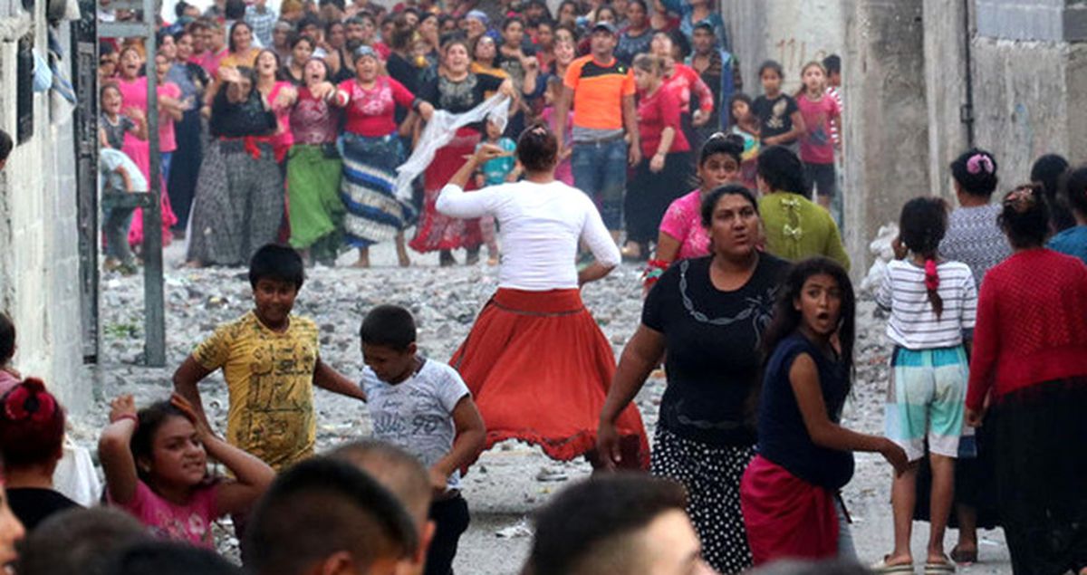 Adana'da İki Aile Arasında Meydan Savaşı Gibi Kavga: 4 Kişi Yaralandı