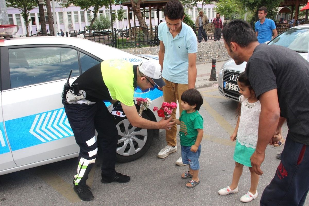 Babalar Günü Uygulaması Yapan Polislere Bu Kez Sürücülerden Sürpriz