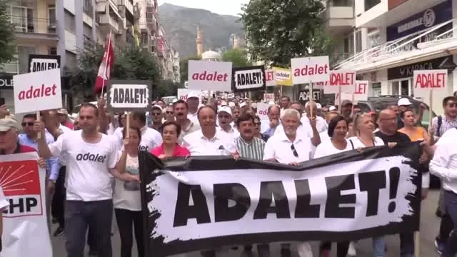 CHP'nin Berberoğlu'nun Tutuklanmasına Tepki Yürüyüşü CHP'nin Berberoğlu'nun Tutuklanmasına Tepki Yürüyüşü