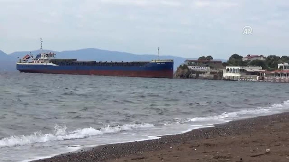 Çanakkale'de Kuru Yük Gemisi Plajda Karaya Oturdu!