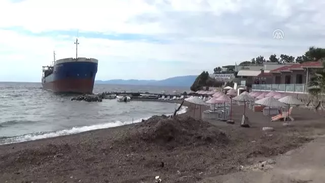 Kuru Yük Gemisinin Plajda Karaya Oturması