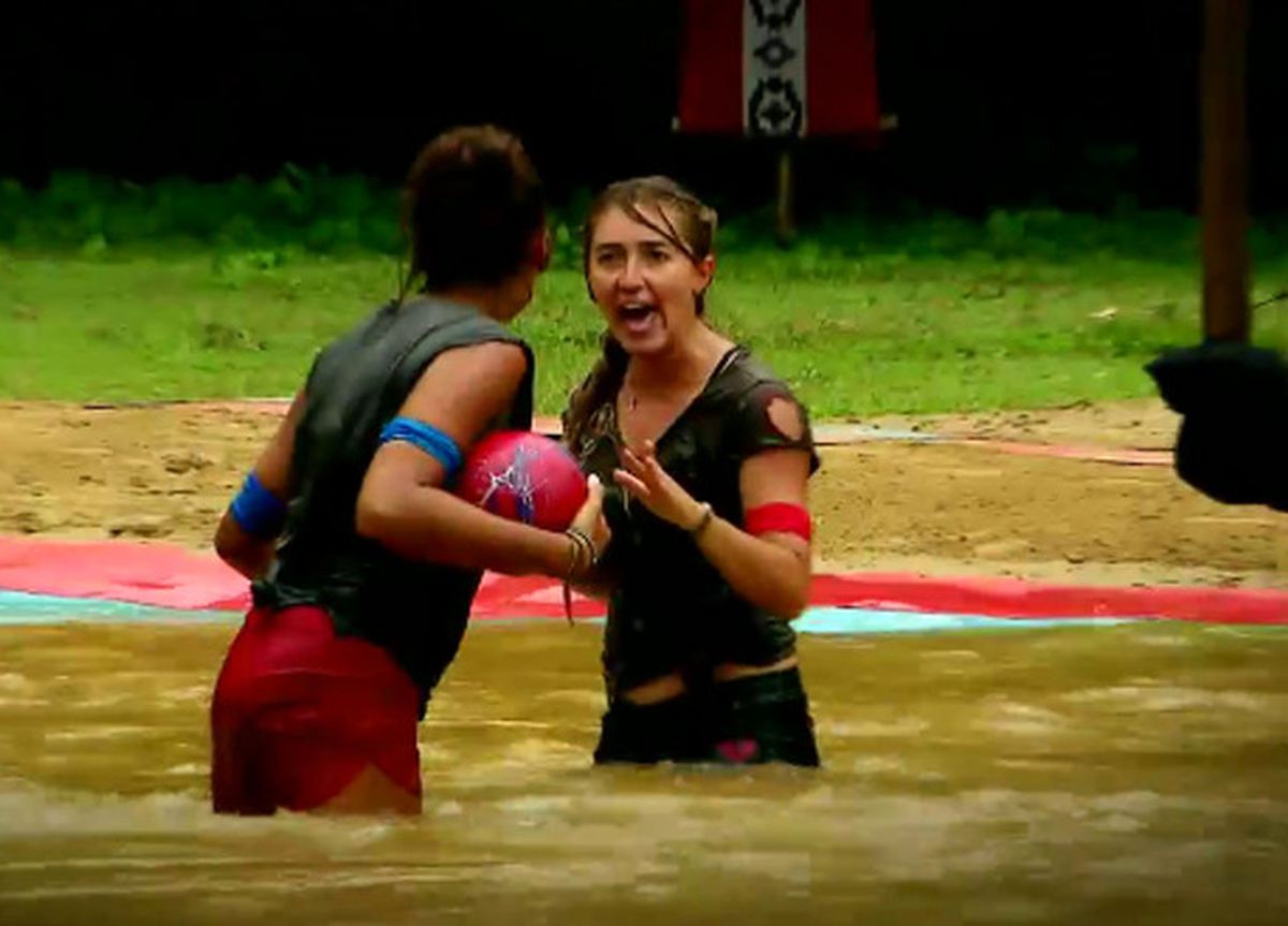Survivor'da Tuğçe ve Şahika Havuzda Birbirine Girdi