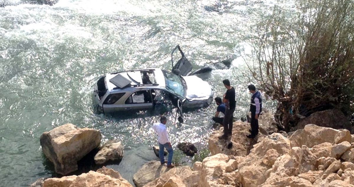 Yüksekova'da Araç Dereye Yuvarlandı: 1 Ölü, 5 Yaralı, 3 Kişi de Kayboldu