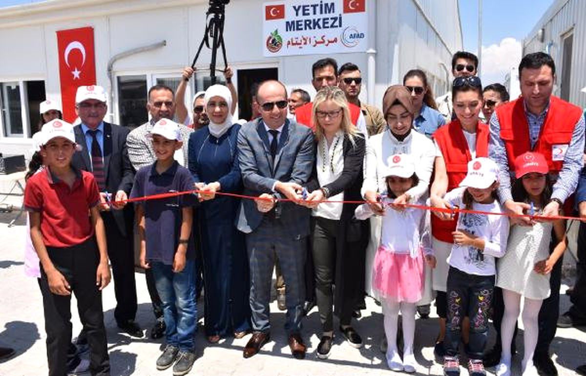 Başbakan Yıldırım'ın Kardeşi, Kızı ve Gelini, Suriyelilerle İftar Yaptı