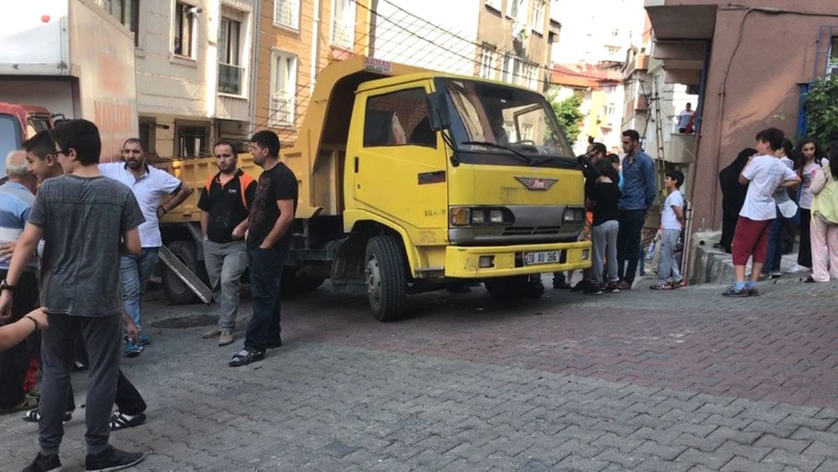 Kağıthane'de Kamyonet Dehşeti! Altına Alıp Sürüklediği Kız Kardeşlerden Biri Can Verdi