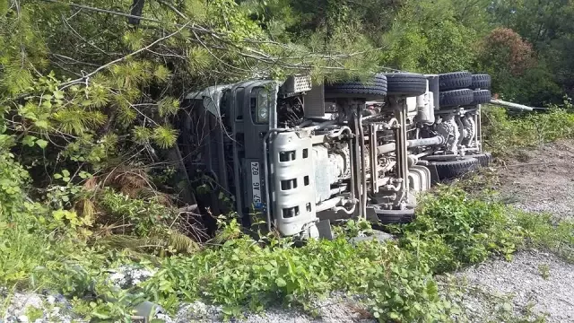 Kastamonu'da Beton Mikseri Şarampole Devrildi