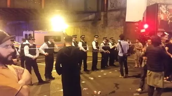 Londra'da camiden çıkan Müslümanlara hain saldırı!