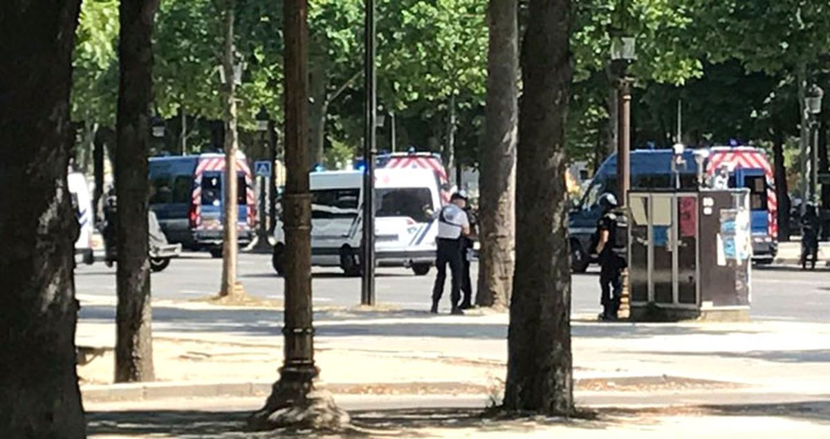 Paris'te Polis Aracına Çarpan Bir Sürücü Nedeniyle Alarm Verildi
