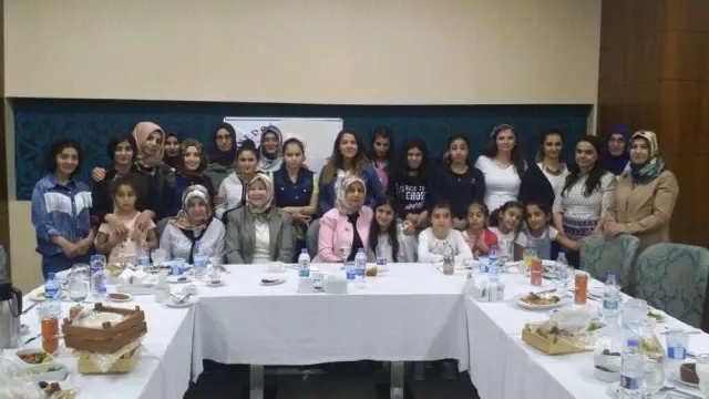 Vali Azizoğlu'nun Eşi, Çocuklarla İftarda Buluştu Vali Azizoğlu'nun Eşi, Çocuklarla İftarda Buluştu