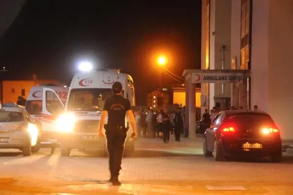 Dha Yurt - Hakkari'de Askeri Konvoya Roketli Saldırı: 1 Yüzbaşı Şehit, 5 Asker Yaralı