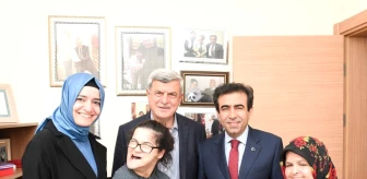 Erdoğan'ın Portresini Çizen Gülşah'a, Bakan Kaya'dan Sürpriz Ziyaret