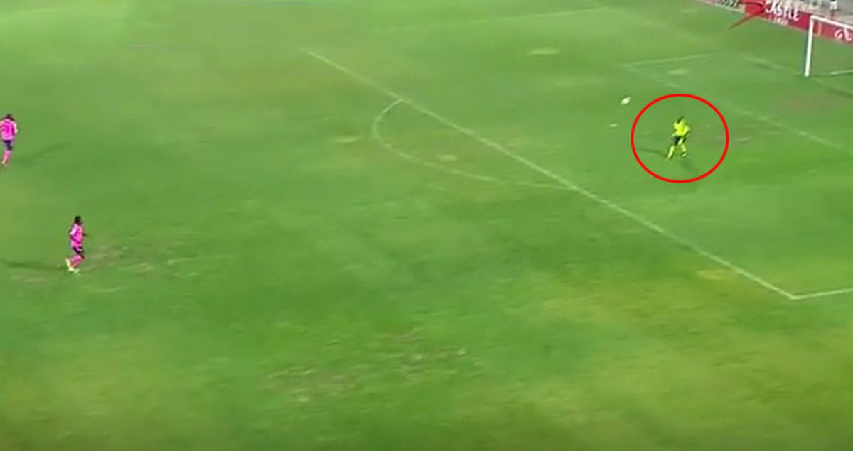 Fair-Play Amacıyla Kaleye Atılan Topu Tutamayan Kaleci Herkesi Şoke Etti
