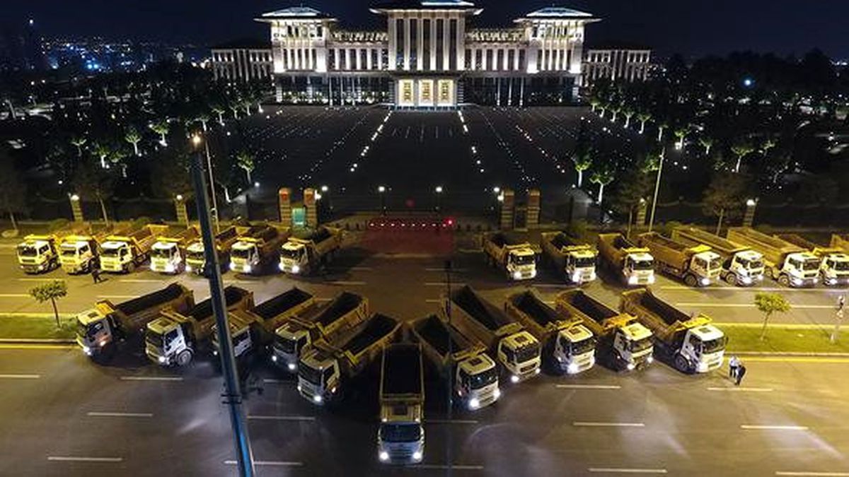 Erdoğan'ın İftarına Gelen Kamyoncular, Araçlarını Külliye'nin Önüne Park Ettiler