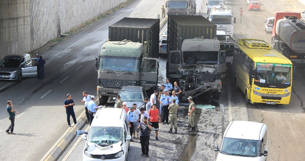 Gaziantep'te Askeri Kamyon Sivil Araçla Çarpıştı: 1 Asker Yaralandı